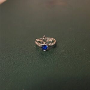 Elegant Silver Toe Ring with Blue Gemstone